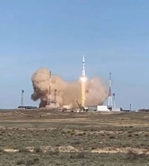 Яшел Үзән мәктәбе укучысы космонавтика көнендә Байконурда «Союз МС-27» ракетасын җибәрүнең шаһиты булды