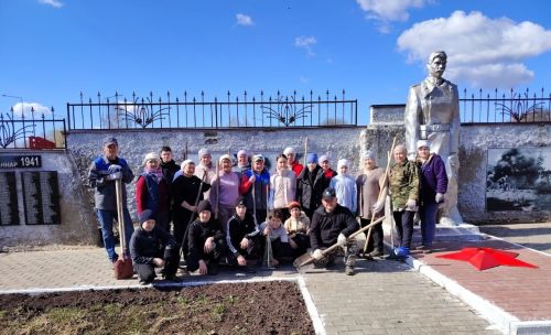 Яшел Үзән районы Түбән Урысбага җирлегендә бүген авыл тирәләрен җыештыру буенча өмә уздырганнар