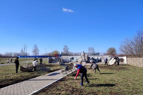 Яшел Үзән районы Түбән Урысбага җирлегендә бүген авыл тирәләрен җыештыру буенча өмә уздырганнар