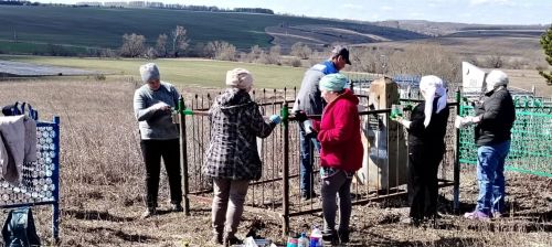 Яшел Үзән районы Түбән Урысбага җирлегендә бүген авыл тирәләрен җыештыру буенча өмә уздырганнар