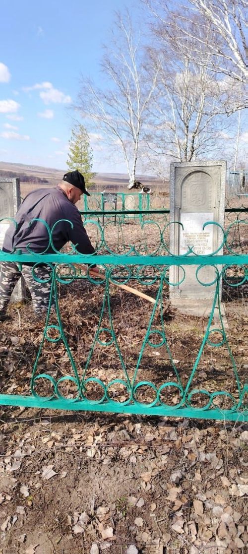 Яшел Үзән районы Түбән Урысбага җирлегендә бүген авыл тирәләрен җыештыру буенча өмә уздырганнар