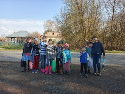 Яшел Үзән районы Рус Әҗәле авылында балалар иртүк тәмле күчтәнәчләр җыйды