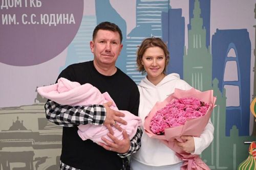 Танылган җырчының җиденче баласы туган