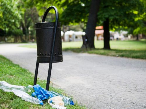 Машина йөртүчеләргә тиешле булмаган урыннарда чүп ташлаган өчен штраф суга башладылар