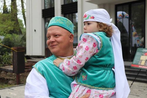 Сочида узган Көньяк Сабантуенда Карагуҗа иҗади гаиләсе халыкны гаҗәпкә калдырды
