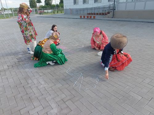 Россия көне уңаеннан Олы Ачасыр мәдәният йорты ишегалдында балалар рәсем ясады