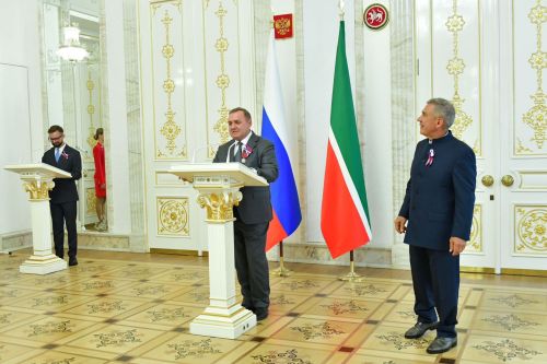 Рөстәм Миңнеханов Евгений Жирков һәм Гомәр Миңнуллинны бүләкләде