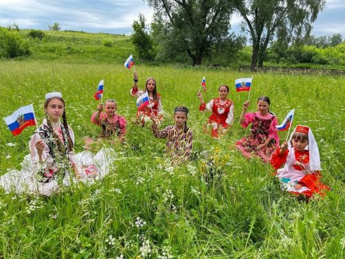 Акъегет авылының яшь кызлары «Россия көненә милли кием ки» бөтенроссия акциясенә кушылды
