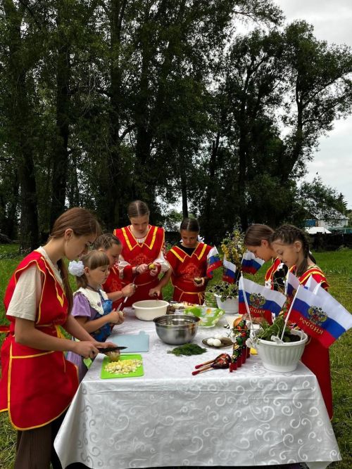 Акъегет авылында «Мастер шеф» түгәрәгенә йөрүче кызлар Россия көнен «тәмле» үткәргән