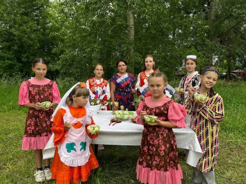 Акъегет авылында «Мастер шеф» түгәрәгенә йөрүче кызлар Россия көнен «тәмле» үткәргән