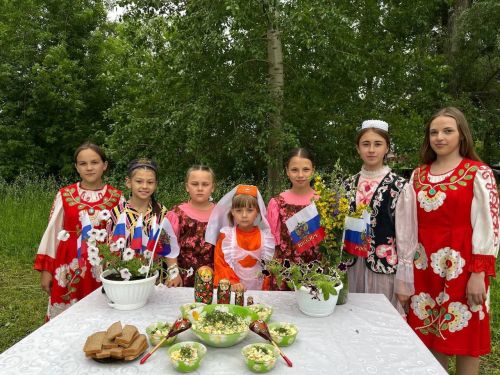 Акъегет авылында «Мастер шеф» түгәрәгенә йөрүче кызлар Россия көнен «тәмле» үткәргән