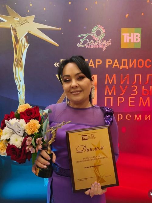 Җырчы Энҗе Шәймурзина «Татарстанның атказанган артисты» дигән мактаулы исемгә лаек булган