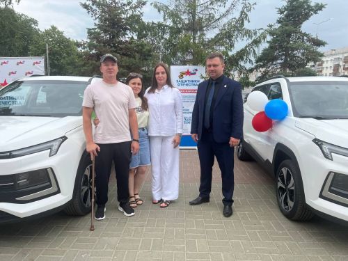 Яшел Үзәннән махсус хәрби операция ветеранына кул белән идарә итә торган автомобиль тапшырдылар