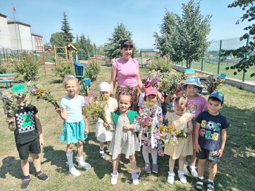 Норлат мәдәният йорты хезмәткәрләре, «Звездочки» бию коллективы кызлары белән, рус халык бәйрәмен – Иван купал көнен билгеләп үткән