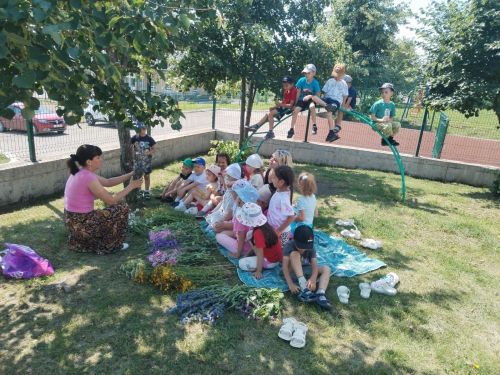Норлат мәдәният йорты хезмәткәрләре, «Звездочки» бию коллективы кызлары белән, рус халык бәйрәмен – Иван купал көнен билгеләп үткән