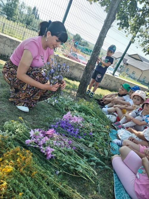 Норлат мәдәният йорты хезмәткәрләре, «Звездочки» бию коллективы кызлары белән, рус халык бәйрәмен – Иван купал көнен билгеләп үткән