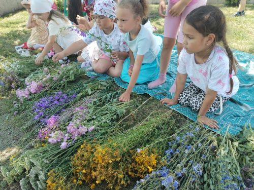 Норлат мәдәният йорты хезмәткәрләре, «Звездочки» бию коллективы кызлары белән, рус халык бәйрәмен – Иван купал көнен билгеләп үткән