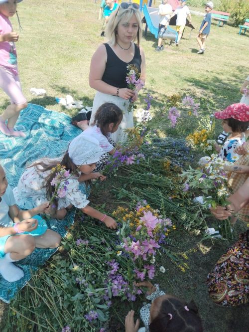 Норлат мәдәният йорты хезмәткәрләре, «Звездочки» бию коллективы кызлары белән, рус халык бәйрәмен – Иван купал көнен билгеләп үткән