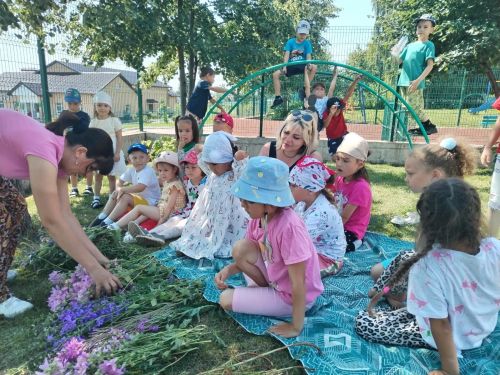 Норлат мәдәният йорты хезмәткәрләре, «Звездочки» бию коллективы кызлары белән, рус халык бәйрәмен – Иван купал көнен билгеләп үткән