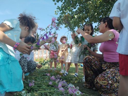 Норлат мәдәният йорты хезмәткәрләре, «Звездочки» бию коллективы кызлары белән, рус халык бәйрәмен – Иван купал көнен билгеләп үткән