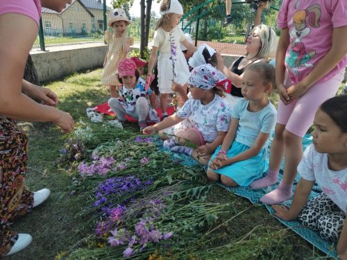 Норлат мәдәният йорты хезмәткәрләре, «Звездочки» бию коллективы кызлары белән, рус халык бәйрәмен – Иван купал көнен билгеләп үткән