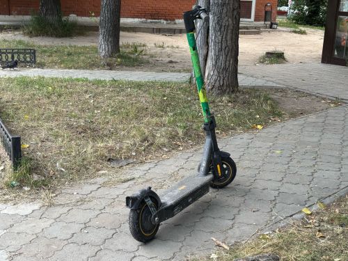 Яшел Үзәндә тугыз яшьлек самокат йөртүче малайны машина бәрдергән