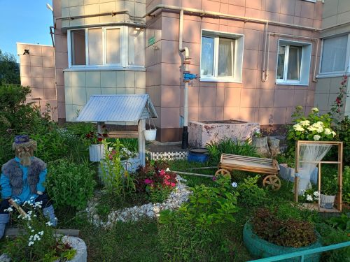 «Өй алдыбыз гөлбакча» бәйгесенең чираттагы катнашучысы  Яшел Үзән шәһәре Сәйдәшев урамы 15 йортта яшәүче Рамил һәм Эльмира Җәләлиевлар
