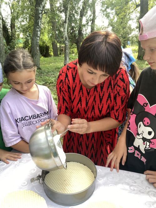 Акъегет авылы балалары Рәшидә Борһанова белән өй шартларында туңдырма ясаган