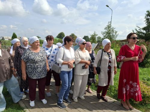 «Өмет» волонтерлар төркеме һәм МХО катнашучыларның аналары Яңа Кырлай авылына сәяхәт кылды