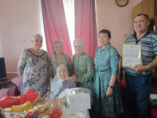 Нигмәтуллина Сания Гәрәй кызы 95 яшьлеген каршы алды
