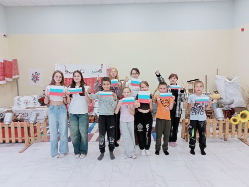 Олы ачасырлылар Россия флагы көненә багышлап мастер-класс уздырган