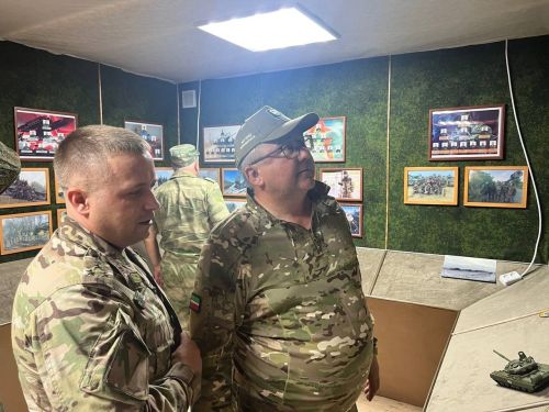 Михаил Афанасьев МХО көрәшчеләренә гуманитар ярдәм тапшыра