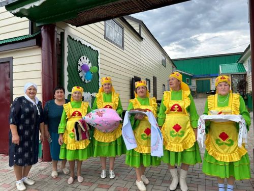 Яке авылында киленнәрне борынгы йолага тугры калып каршы алалар