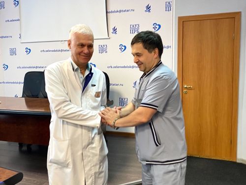 Табибны аягүрә басып озаттылар