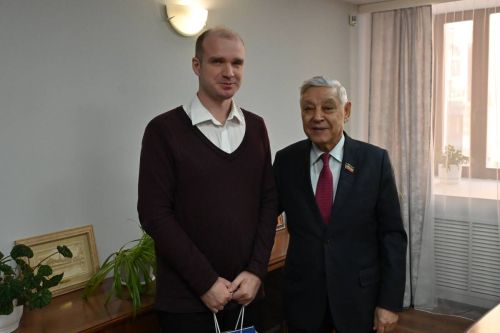 Казан егете Фәрит Мөхәммәтшинга бүләк ясаган