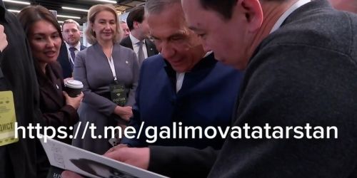 Джеки Чан Рөстәм Миңнехановка үз китабын имзалады