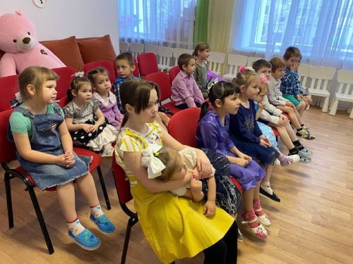 Дәүләт Советы депутаты Ренат Мистахов Яңа ел алдыннан «Гнездышко» приютында тәрбияләнүче балаларны котлады