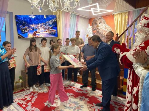 Дәүләт Советы депутаты Ренат Мистахов Яңа ел алдыннан «Гнездышко» приютында тәрбияләнүче балаларны котлады