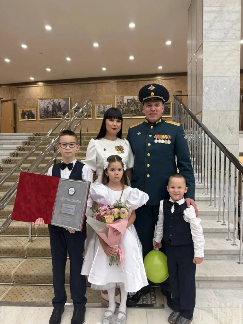 «Бөтен Татарстан сезнең белән горурлана»: Миңнеханов ел гаиләсе Култышевларны котлады