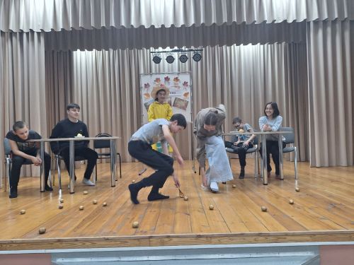 Мулла Иле мәдәният йортында яшүсмерләр өчен «Көзге бал» бәйрәме үткәрелде