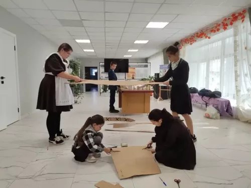 Бишнә мәдәният йортында МХО катнашучылары өчен окоп шәмнәре ясадылар