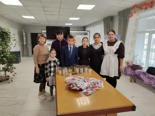 Бишнә мәдәният йортында МХО катнашучылары өчен окоп шәмнәре ясадылар