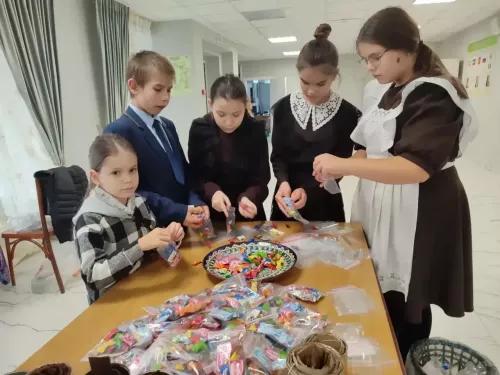 Бишнә мәдәният йортында МХО катнашучылары өчен окоп шәмнәре ясадылар
