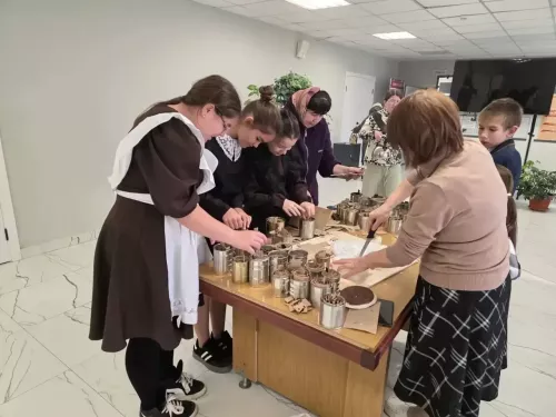 Бишнә мәдәният йортында МХО катнашучылары өчен окоп шәмнәре ясадылар