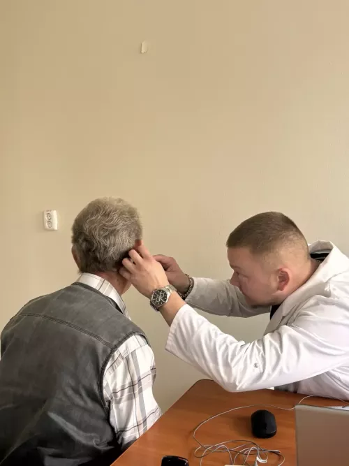 РКБ белгечләре Яшел Үзәнгә ишетү аппаратлары тапшыру һәм урында инструктаж үткәрү өчен килде