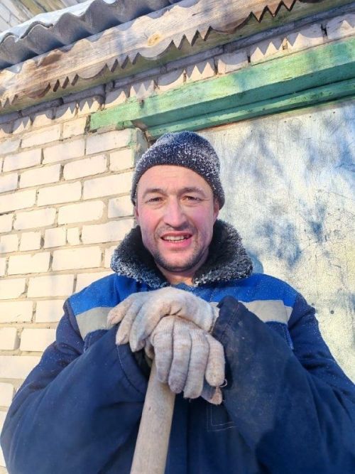 Олы Шырдан мәдәният йорты мөдире Наҗия Хәсәнова хезмәттәшләре белән бергә кар көри