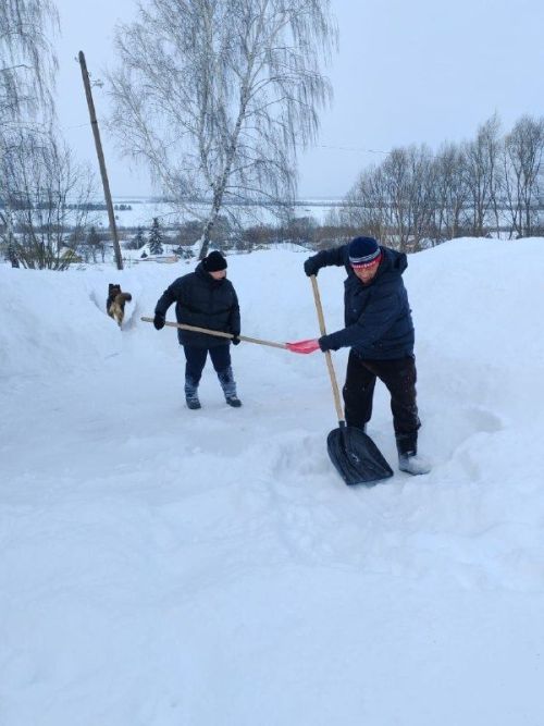 Олы Шырдан мәдәният йорты мөдире Наҗия Хәсәнова хезмәттәшләре белән бергә кар көри