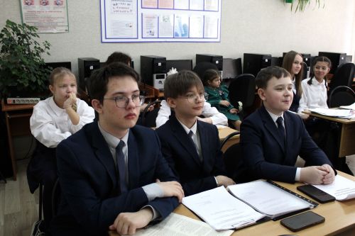 Яшел Үзәннең 3нче гимназиясендә «Үз халкын данлаган татарлар» дип аталган XI Бөтенроссия фәнни-гамәли конференция узды