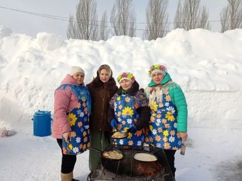 Акьегет, Норлат, Күгәй мәдәният йортлары хезмәткәрләре Яшел Үзәндәге Май чабу бәйрәмендә 100 литрга якын коймак пешергән