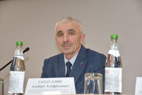 Күгеш авыл җирлеге башлыгы Альберт Альфредович юлларны үзе чистарта